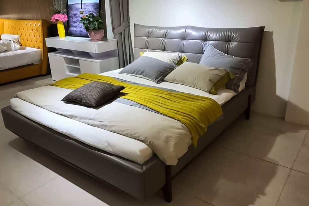 Giường da bò màu xám lông chuột mang phong cách hiện đại