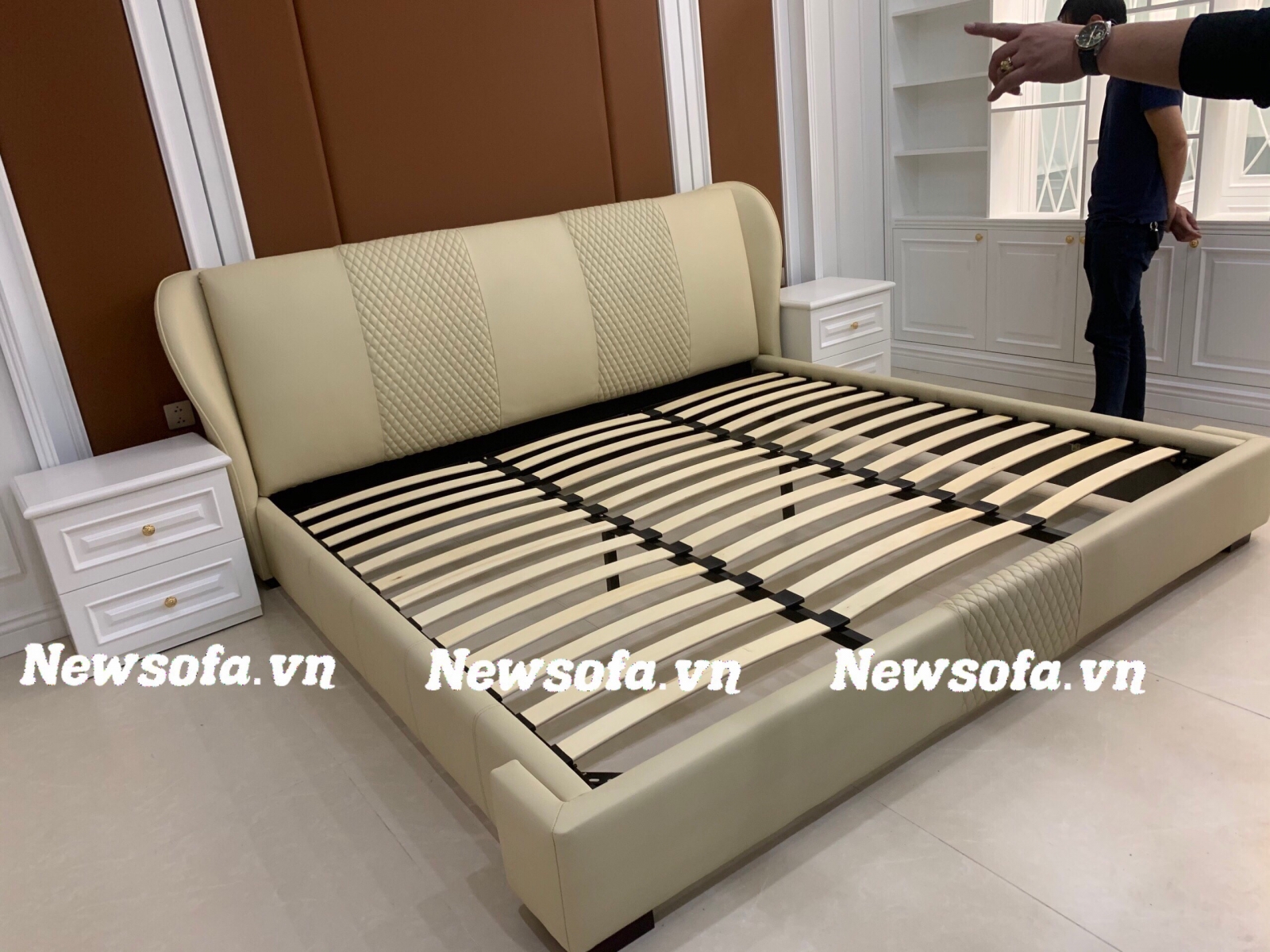 Giường bọc da GD43 được phối hoạ tiết nổi ở đầu giường trông cực kỳ ấn tượng