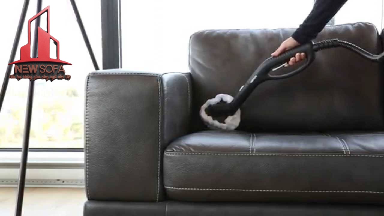 Bạn hãy làm sạch sofa da thường xuyên bằng khăn lông và máy hút bụi