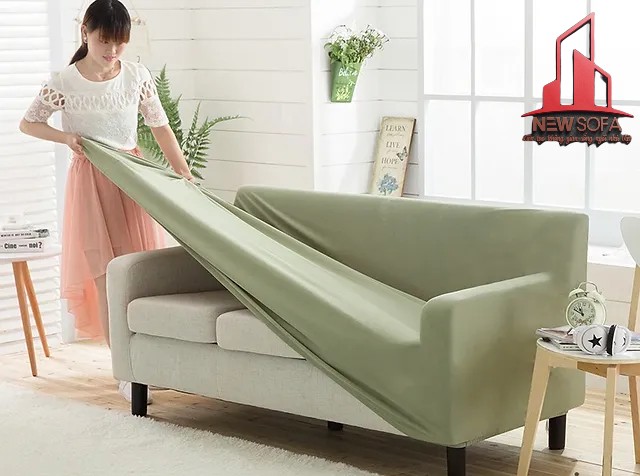 Bạn hãy phủ vải bọc lên mặt sofa da để tránh bám bẩn khi dùng