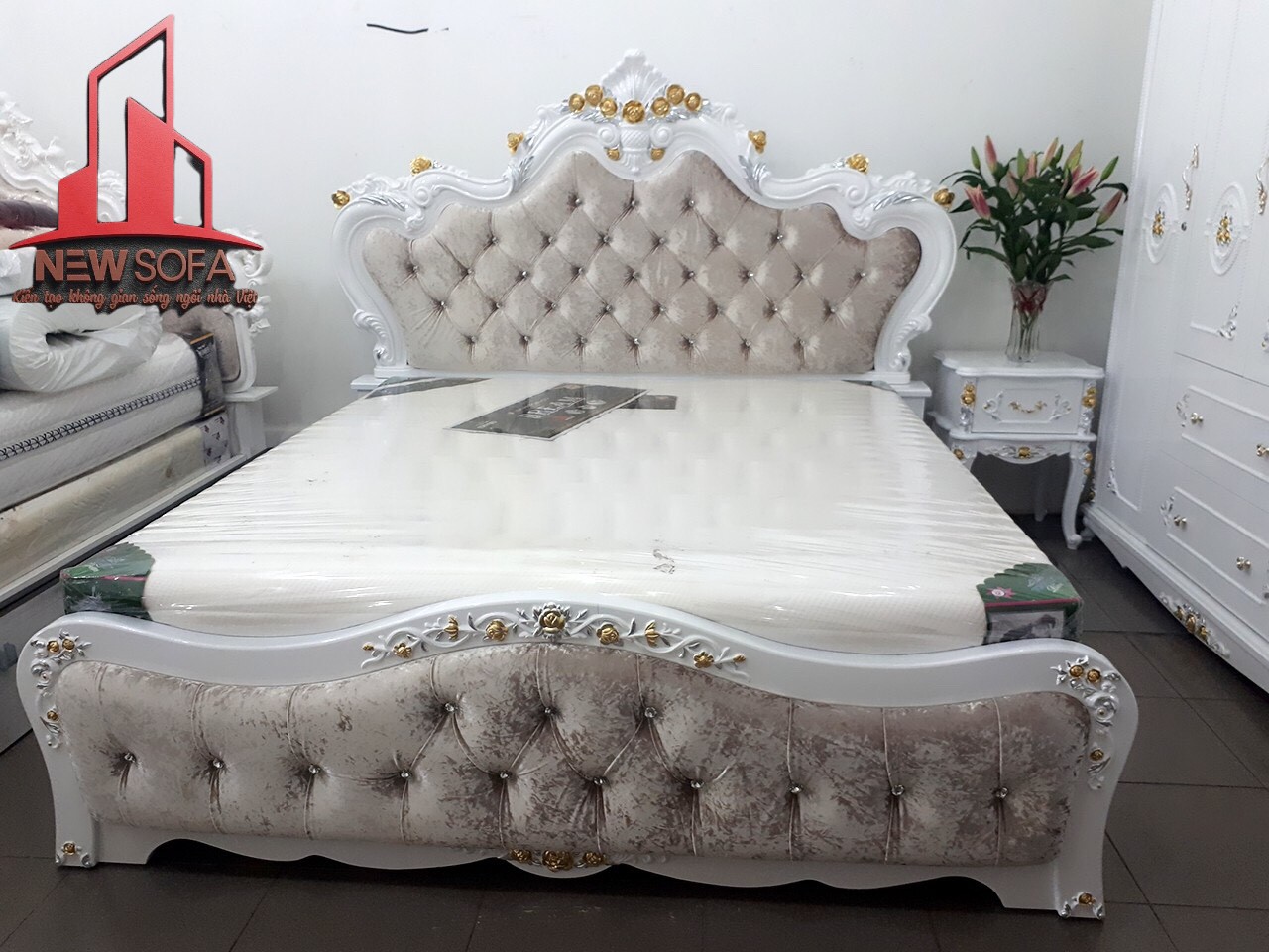 Giường bọc nỉ cổ điển mang phong cách hoàng gia